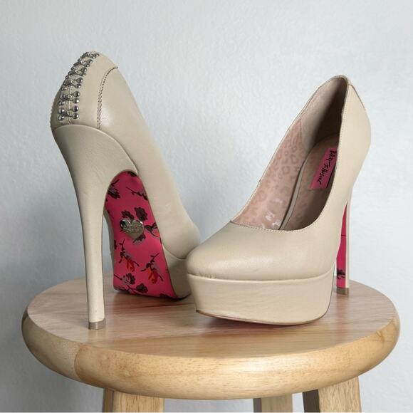 BETSEY JOHNSON CORINN PLATFORM PUMP WOMENS BONE LEATHER Size 7 1/2 - Picture 1 of 8